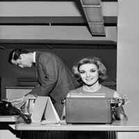 Млада жена, която въвежда документ на пишеща машина в отпечатък на офис плакат